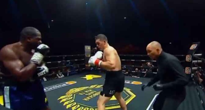 فلاديميروفيتش جونسون يسقط في الحلبة امام بتروفسكي