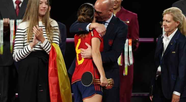 المزيد من الانتقادات لروبياليس بعد فعل “خادش للحياء” (فيديو)