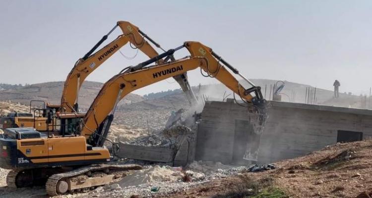 العدو يواصل هدم منازل ومنشآت الفلسطينيين