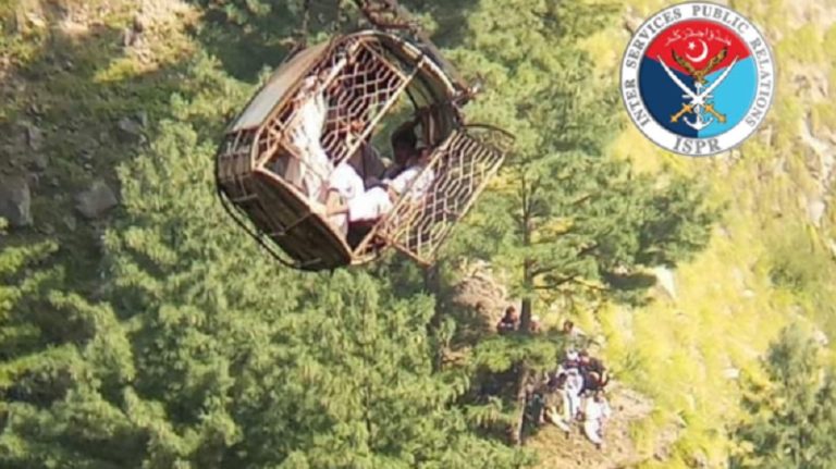 بالفيديو: إنقاذ أطفال علقوا في التلفريك