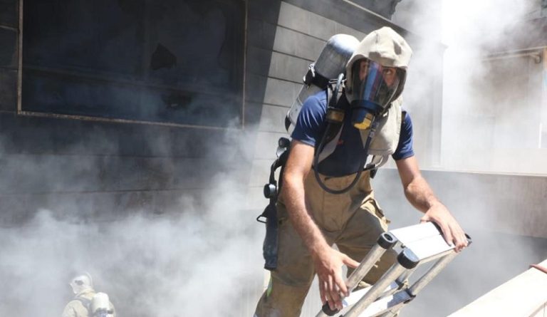 عمليات إخماد النيران مستمرة في طريق المطار