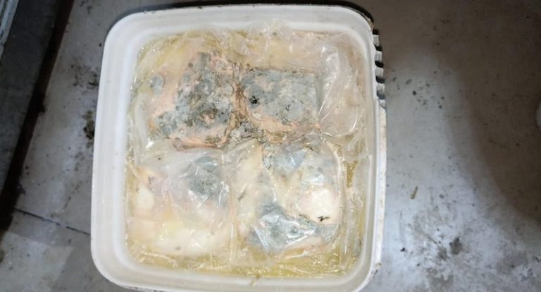 بالفيديو والصور: فضيحة مواد فاسدة في محل حلويات شهير