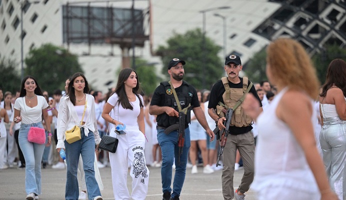 بالصور.. كيف هو المشهد قبيل انطلاق حفل عمرو دياب؟