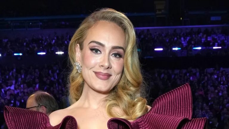 بالفيديو.. ماذا فعلت أديل على المسرح؟