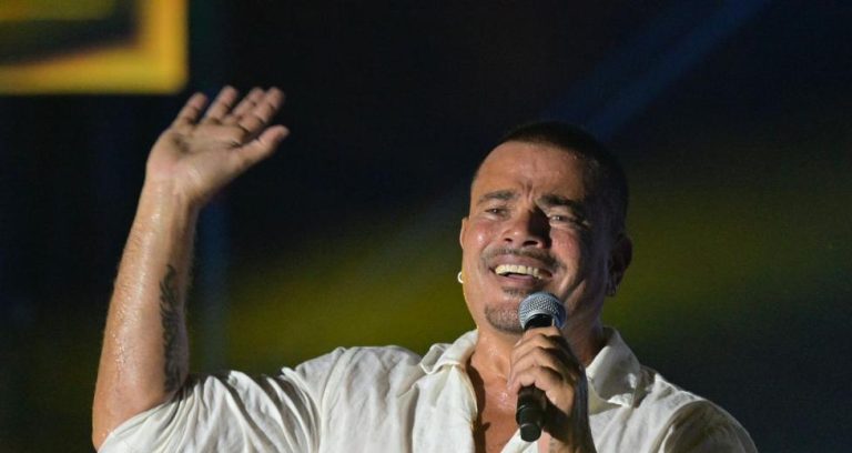 رفض بدعة حفل عمرو دياب.. ومطالبة بالإعتذار