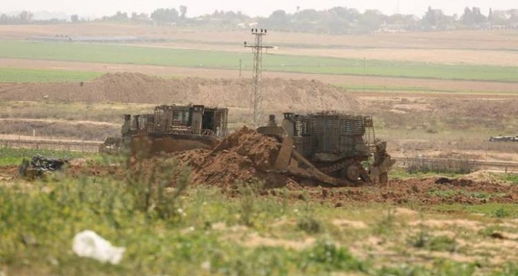 شهيد وجريح بانفجار وسط قطاع غزة