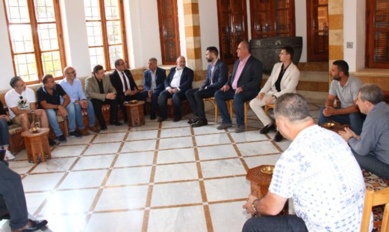 “الاشتراكي” يتبنى مواقف أقل حدة من المعارضة