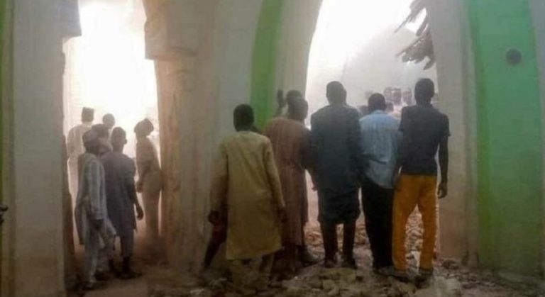 مقتل 7 أشخاص بانهيار جزء مسجد في نيجيريا