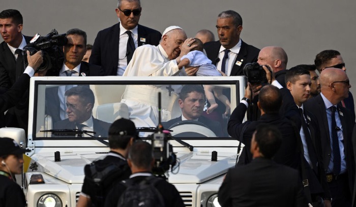 إستقبال حاشد للبابا فرنسيس في البرتغال