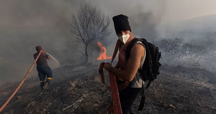 بالفيديو.. إخلاء 8 قرى في اليونان بسبب حرائق غابات