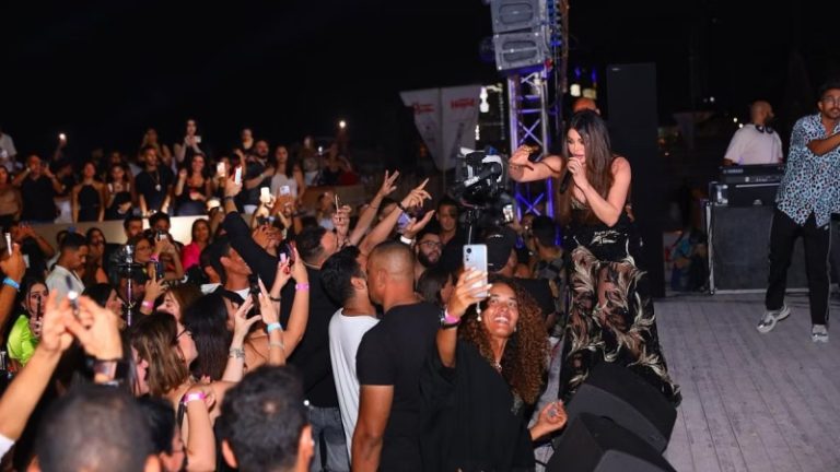 بالفيديو.. معجبة تقتحم المسرح خلال حفل هيفاء وهبي في مصر!