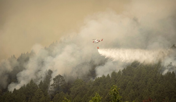 بالفيديو.. إتساع حرائق الغابات في جزر الكناري