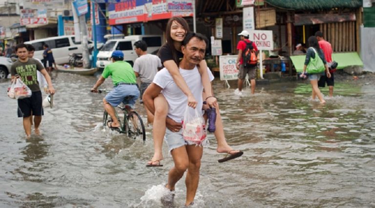 إعصار “ساولا” في الفيليبين يجبر المواطنين على ترك منازلهم!