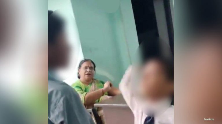 بالفيديو: معلمة تأمر بضرب تلميذ مسلم