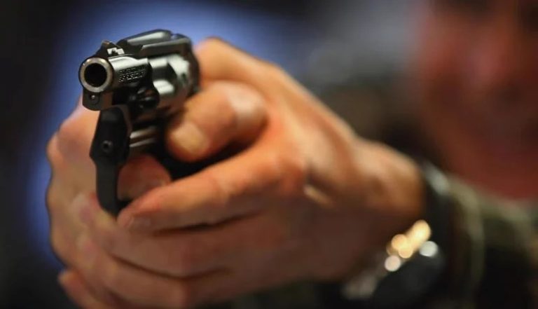 سيدتان بحوزتهما مسدس حربي في قبضة مخابرات الجيش