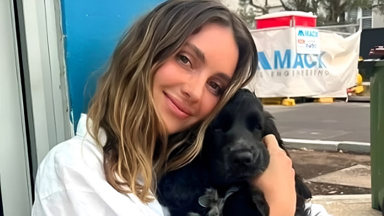 بعدما عانى كلبها من “رهاب الإنفصال”.. تركت وظيفتها للإعتناء به!