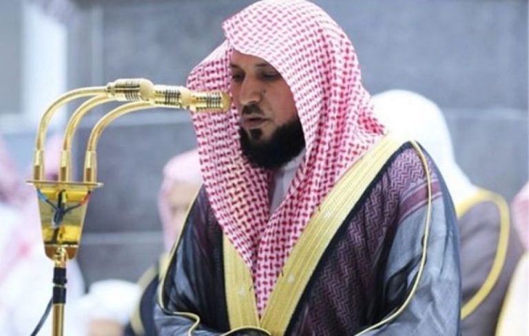 بالفيديو.. وعكة تصيب خطيب الكعبة أثناء صلاة الجمعة!