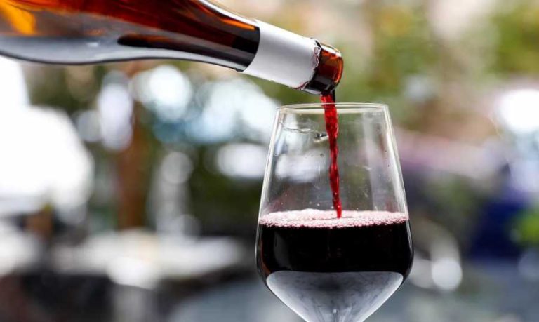 فرنسا تدفع 200 مليون يورو للتخلص من آلاف ليترات النبيذ