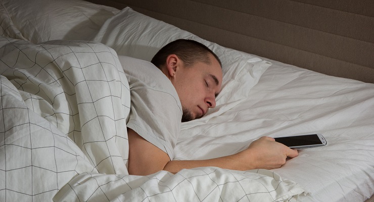 “أبل” تحذر من النوم قرب الآيفون!