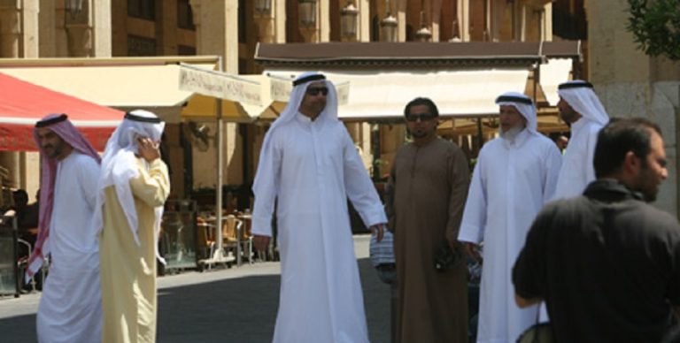 الخليج يدعو سيّاحاً “غير موجودين” إلى المغادرة