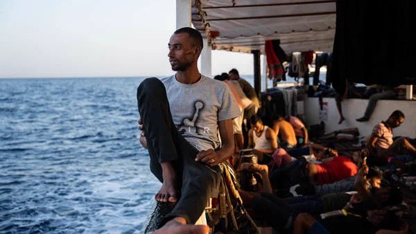 استطلاع صادم.. نصف شباب دول عربية يريدون الهجرة!