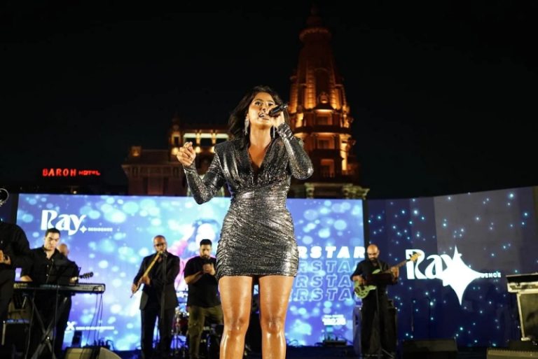 سبق وإرتدته نانسي عجرم.. روبي بفستان فضي (صور)!