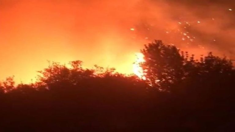 حريق في السكسكية يلامس المنازل