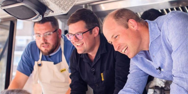 بالفيديو.. الأمير وليام “بائع برغر”