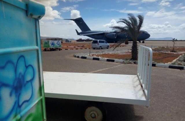 ضباط “إسرائيليون” بأسلحتهم في جزيرة “سقطرى’’ اليمنية