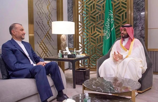 السعودية ترص صفوف خصوم “حزب الله”