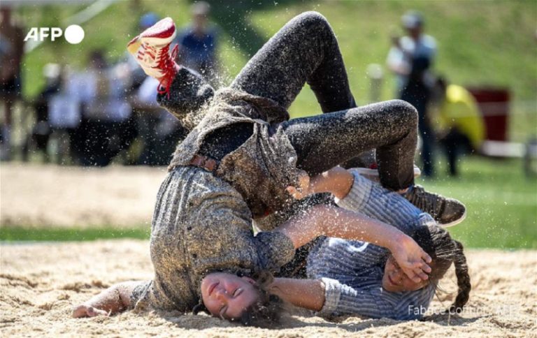 بالفيديو.. المرأة تنافس الرجل بالمصارعة!