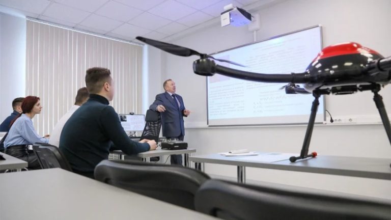 مع إنطلاق العام الدراسي.. روسيا تدرب طلابها على “القتال”!