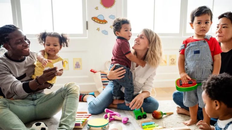 لعب الطفل مع أصدقائه.. هل من دور للأم؟