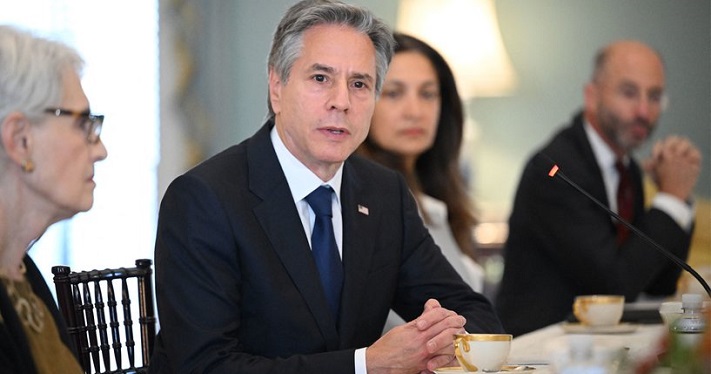 بعد إطلاق المحتجزين في إيران.. بلينكن يهنئ ويحذر