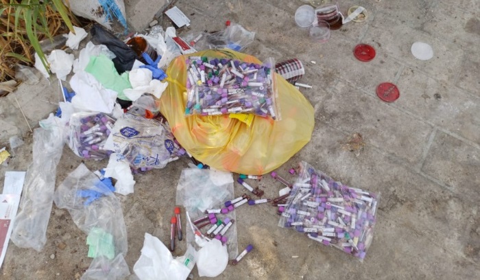 في صيدا.. أنابيب طبية ملقاة بحاويات والأهالي يناشدون