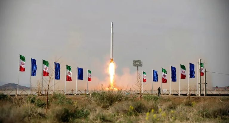 إيران تضع القمر الاصطناعي “نور 3” الفضاء