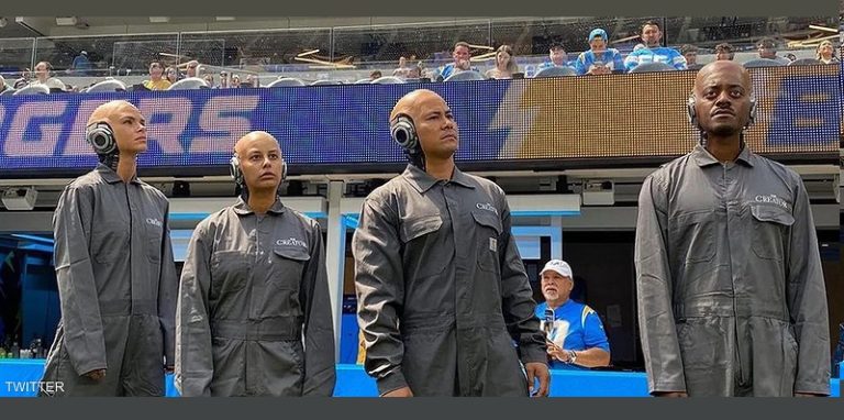 بالفيديو.. “روبوتات” تقتحم مباراة!