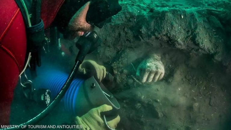 بالصور.. كنز أثري تحت الماء في الإسكندرية!