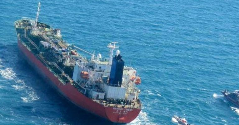 إيران تحتجز سفينتين تهربان 1.5 مليون لتر من الوقود