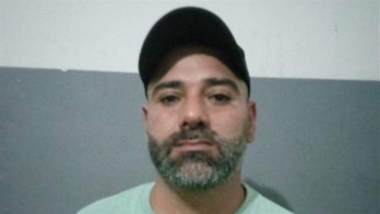 منتحل صفة أمنية بهدف السرقة.. وقع في قبضة الأمن