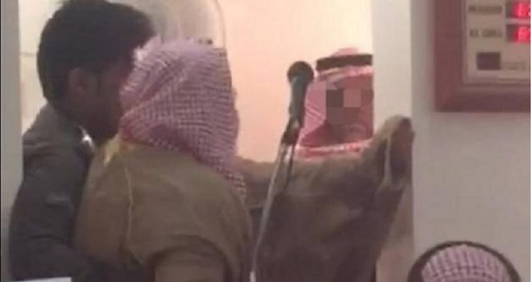 أنزلوا الشيخ عن المنبر.. بالقوة!