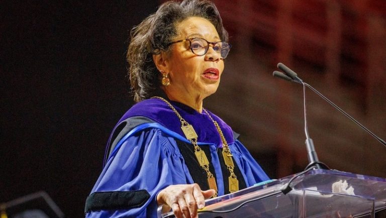 انهارت على المسرح وفارقت الحياة!