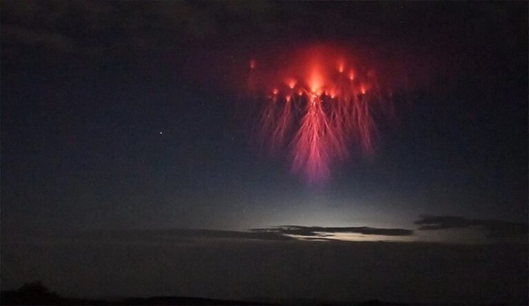 بالفيديو..”العفاريت الحمراء” في السماء!