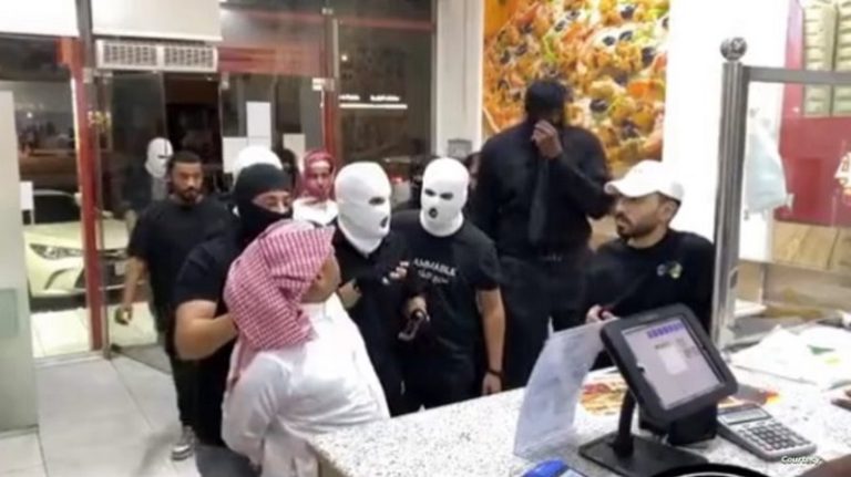 بالفيديو.. مشهد تمثيلي كوميدي يقود أصحابه للاعتقال