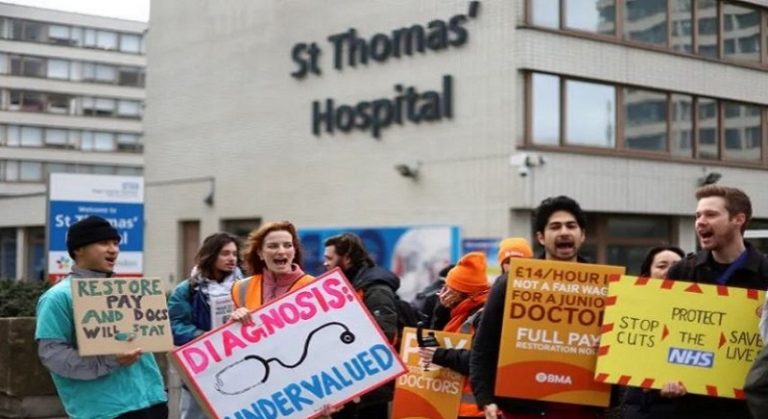 إضراب آلاف الأطباء لتدني الأجور في بريطانيا