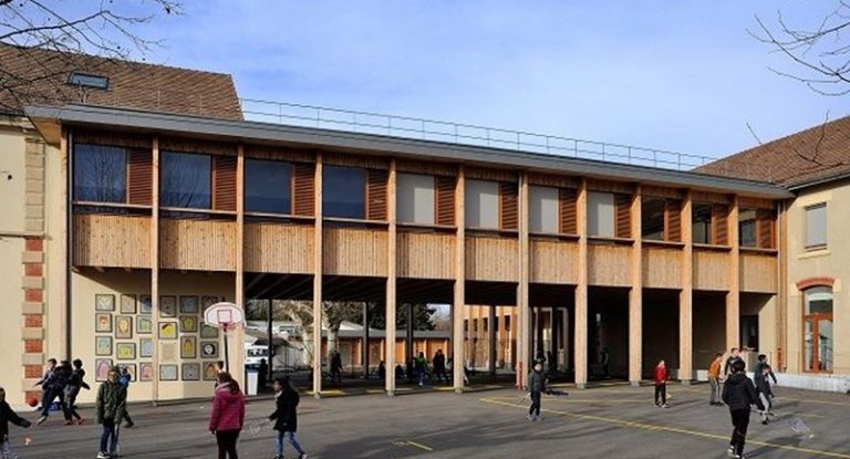 توقيف رجل بسبب “العباءة” في فرنسا