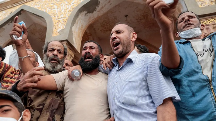 بالفيديو.. إحراق منزل عمدة درنة