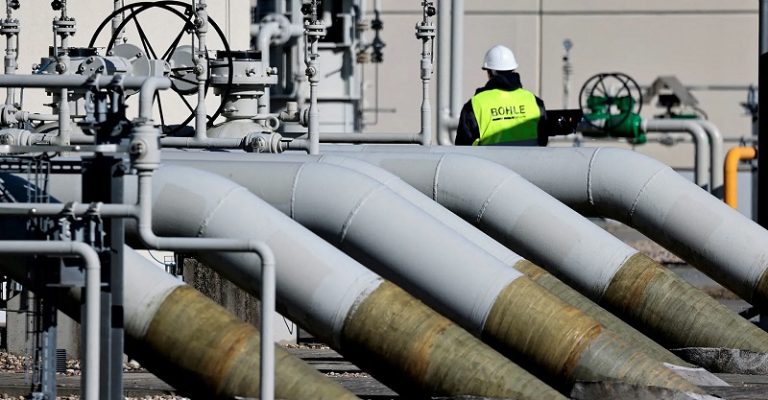 بالفيديو.. جرحى بحريق أنابيب نفط في أوكرانيا