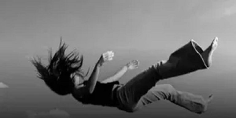 سقطت من الطابق الرابع أثناء محاولتها الفرار!