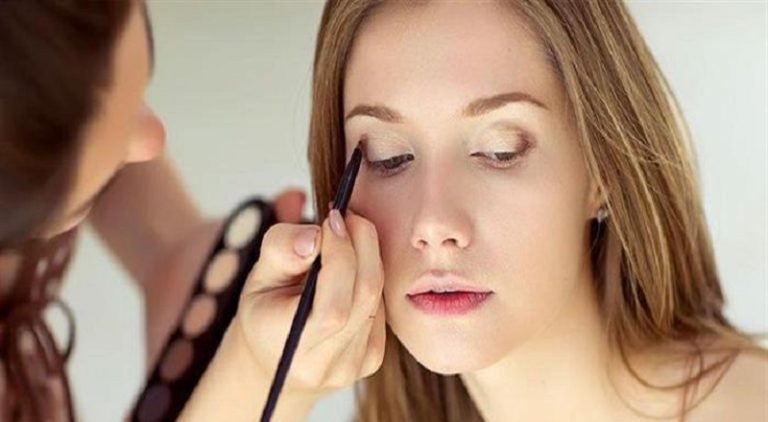 “الماكياج” يؤثر على الدماغ؟